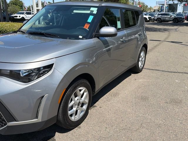 Certified 2025 Kia Soul LX w/ LX Technology Package FWD image 2
