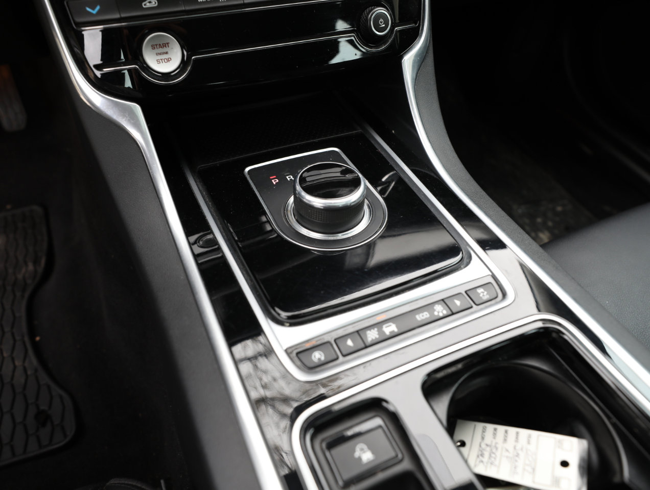 Used 2017 Jaguar XF Premium image 18