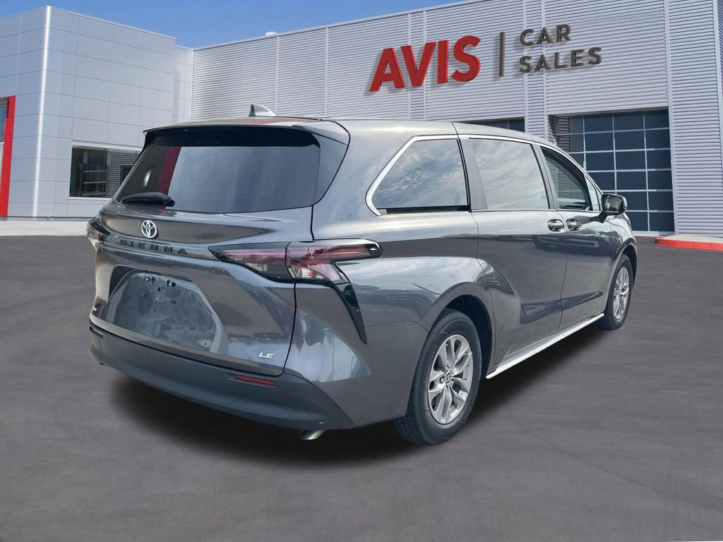 Used 2025 Toyota Sienna LE FWD image 6