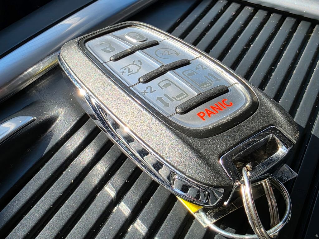 Used 2024 Chrysler Pacifica Touring-L image 27