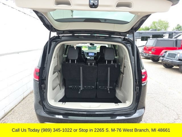 Used 2023 Chrysler Pacifica Touring-L FWD image 14