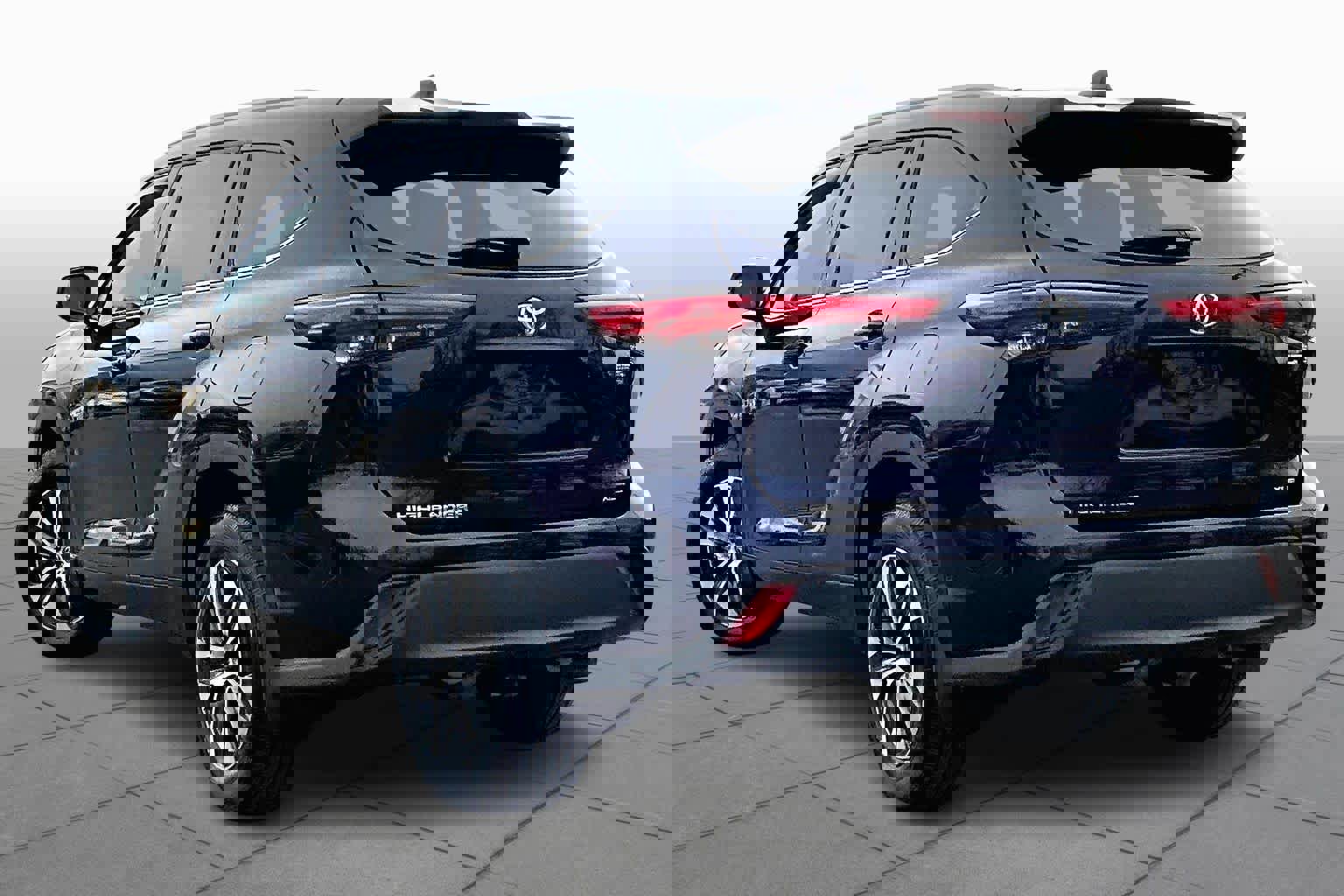 Used 2022 Toyota Highlander XLE AWD/4WD image 12