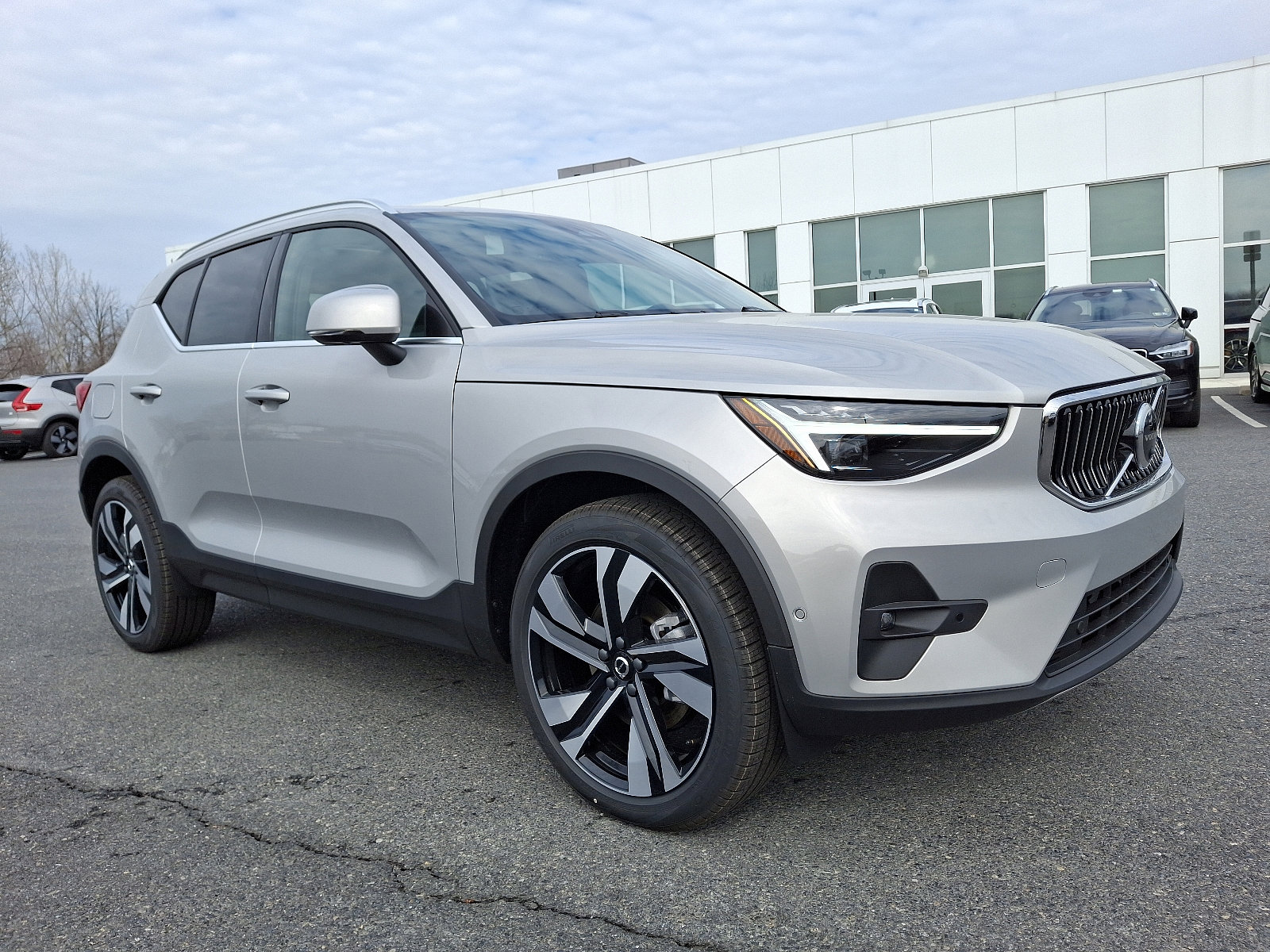 Used 2025 Volvo XC40 B5 Ultra w/ Climate Package image 1