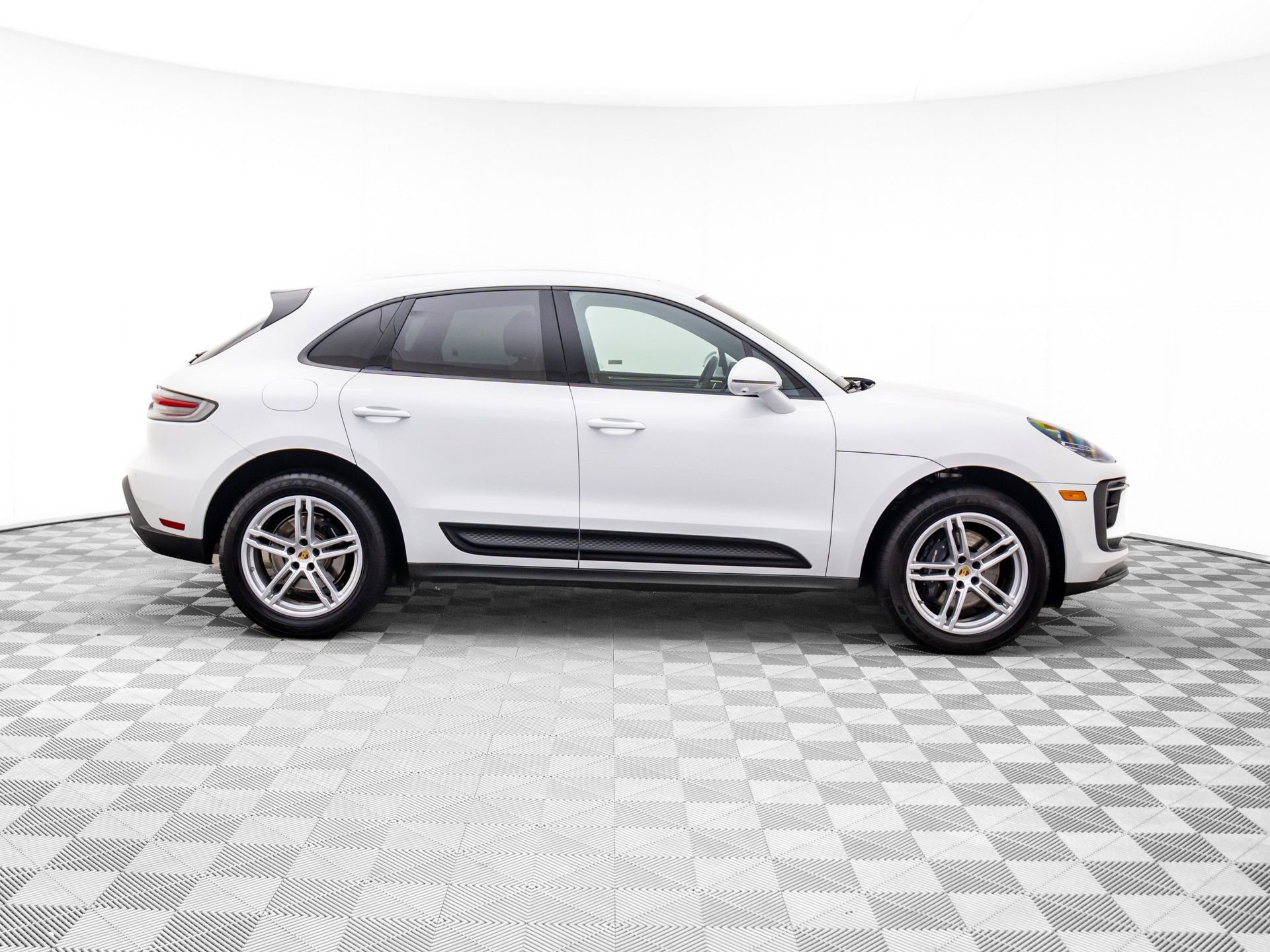 Certified 2025 Porsche Macan image 8