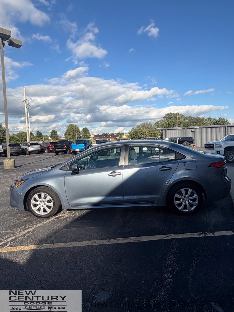 Used 2025 Toyota Corolla LE FWD image 2