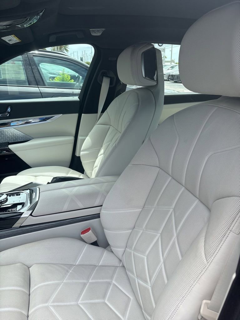 Used 2024 BMW 740i w/ Executive Package RWD image 5