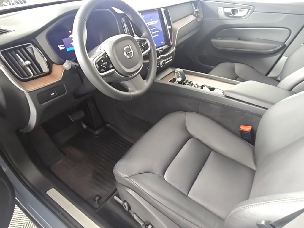 Certified 2023 Volvo XC60 B5 Plus w/ Climate Package image 15