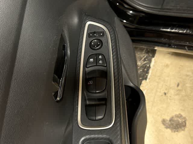 Used 2020 Nissan Versa SR FWD image 22