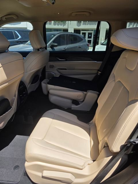 Used 2022 Jeep Grand Cherokee L Limited AWD/4WD image 12