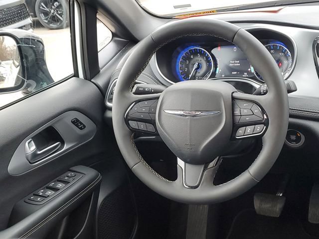 Used 2025 Chrysler Pacifica Limited image 31