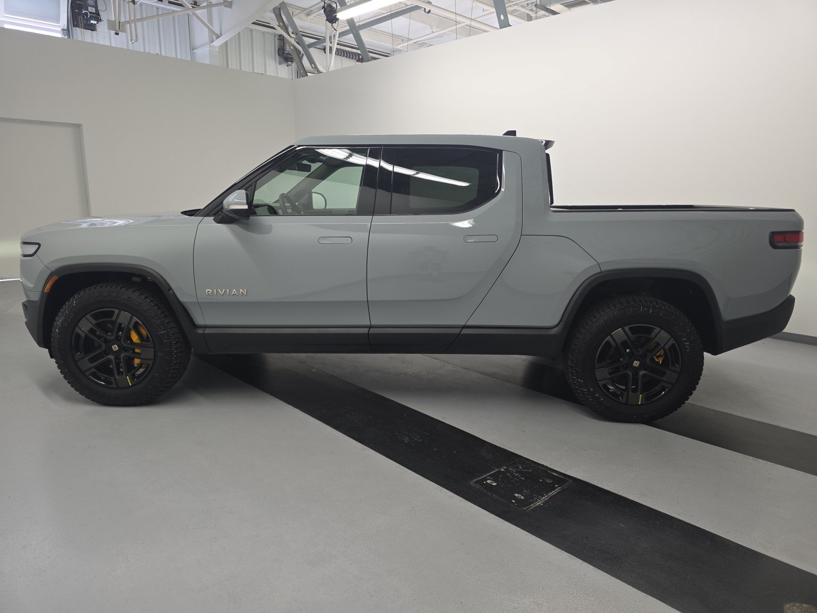 Used 2022 Rivian R1T Adventure AWD/4WD image 2