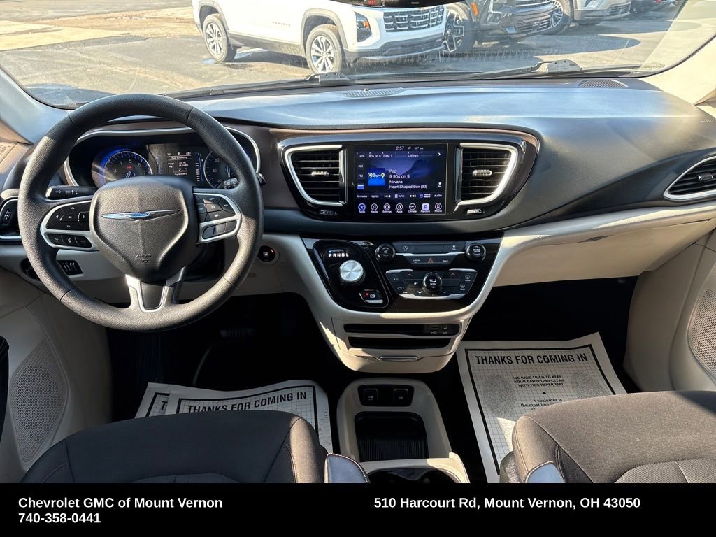 Used 2017 Chrysler Pacifica Touring image 14