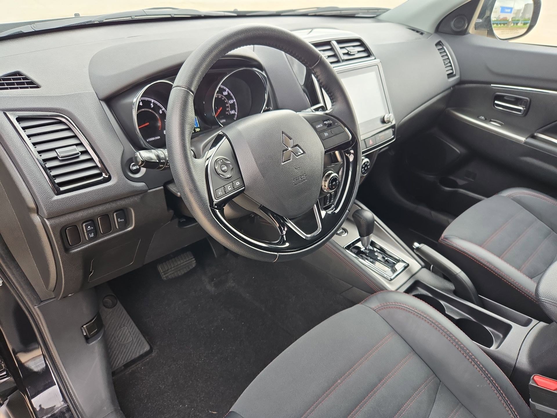 Used 2025 Mitsubishi Outlander Sport AWD image 13
