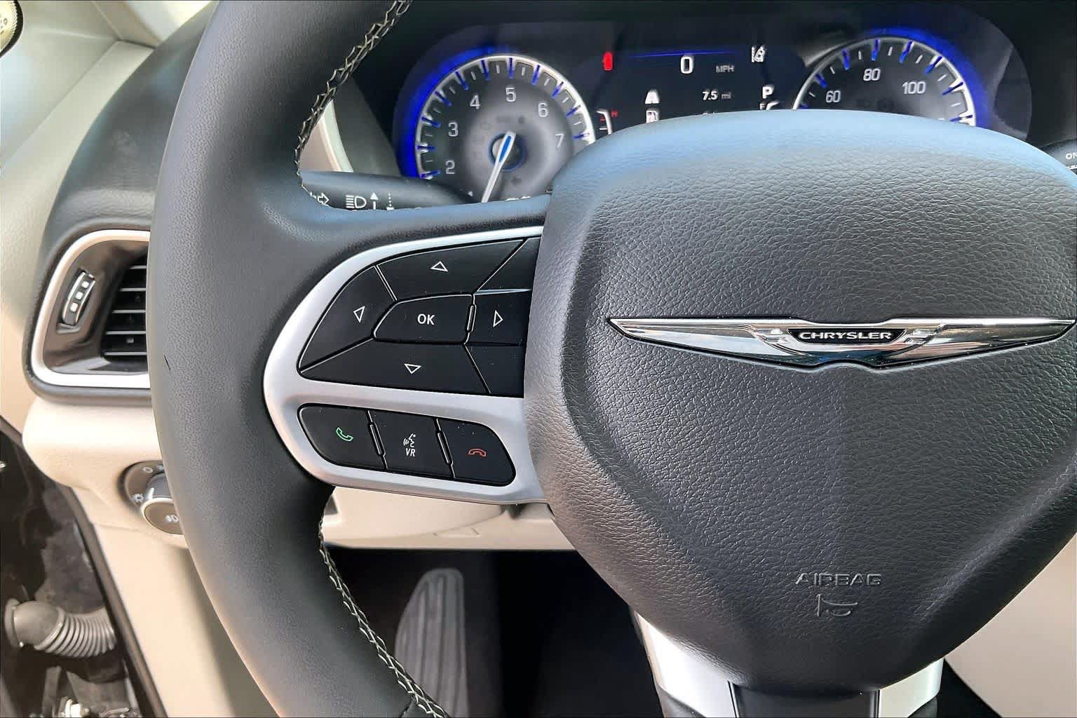 Certified 2024 Chrysler Pacifica Touring-L FWD image 23