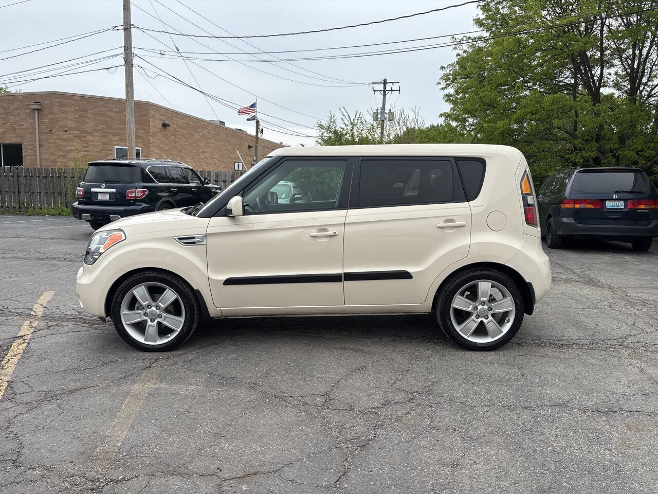Used 2011 Kia Soul ! FWD image 2