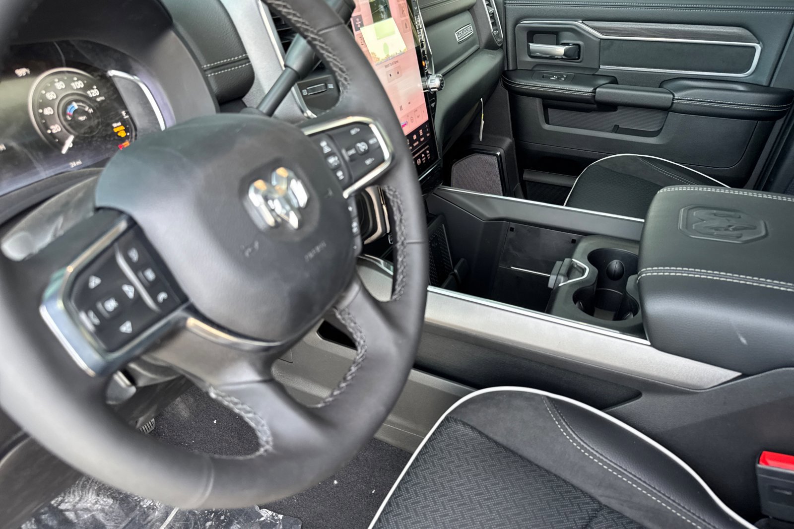 New 2026 RAM 2500 Laramie AWD/4WD image 9