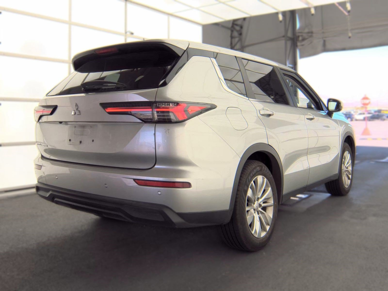 Used 2025 Mitsubishi Outlander ES FWD image 4