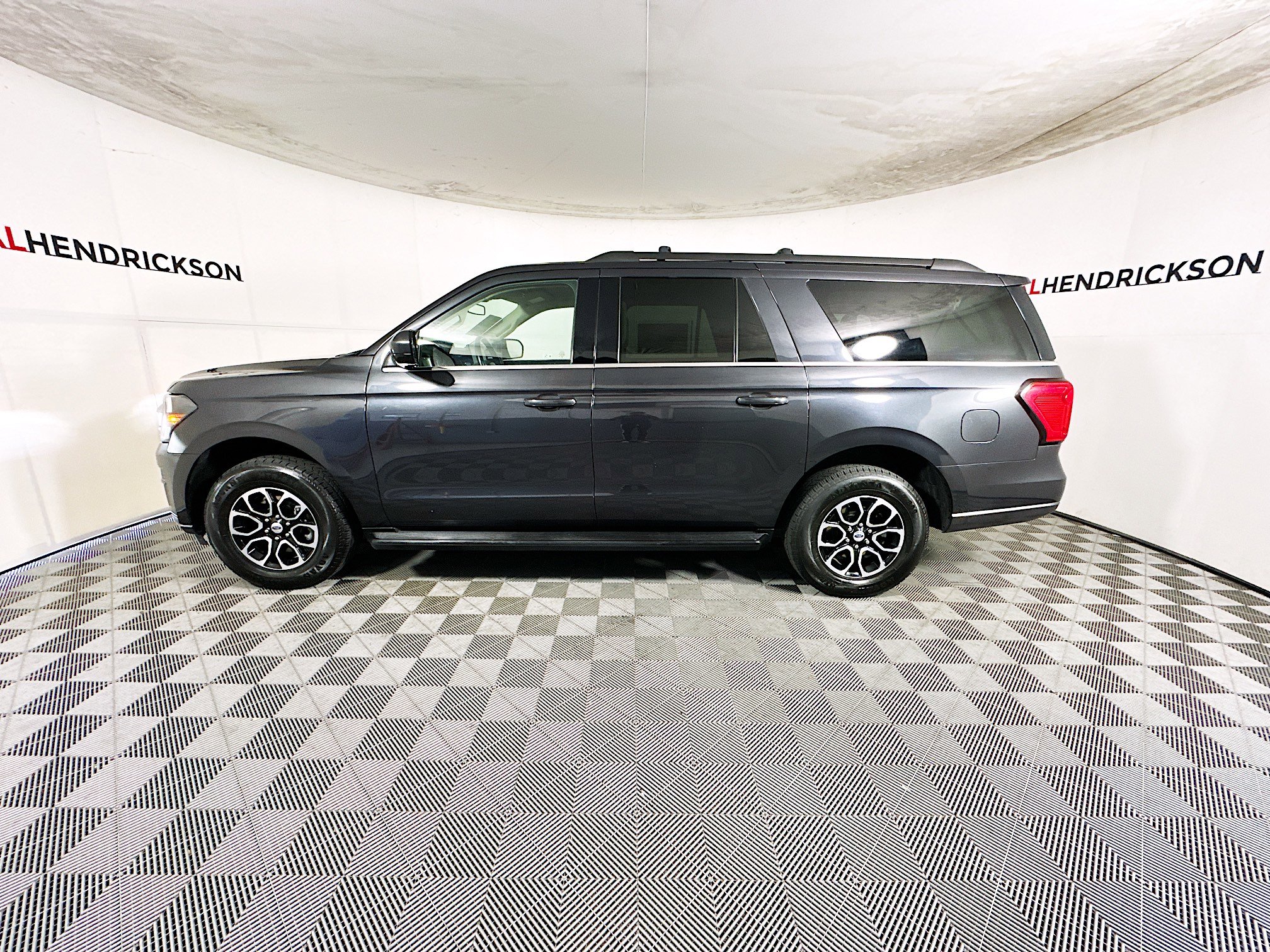 Used 2024 Ford Expedition Max XLT image 6