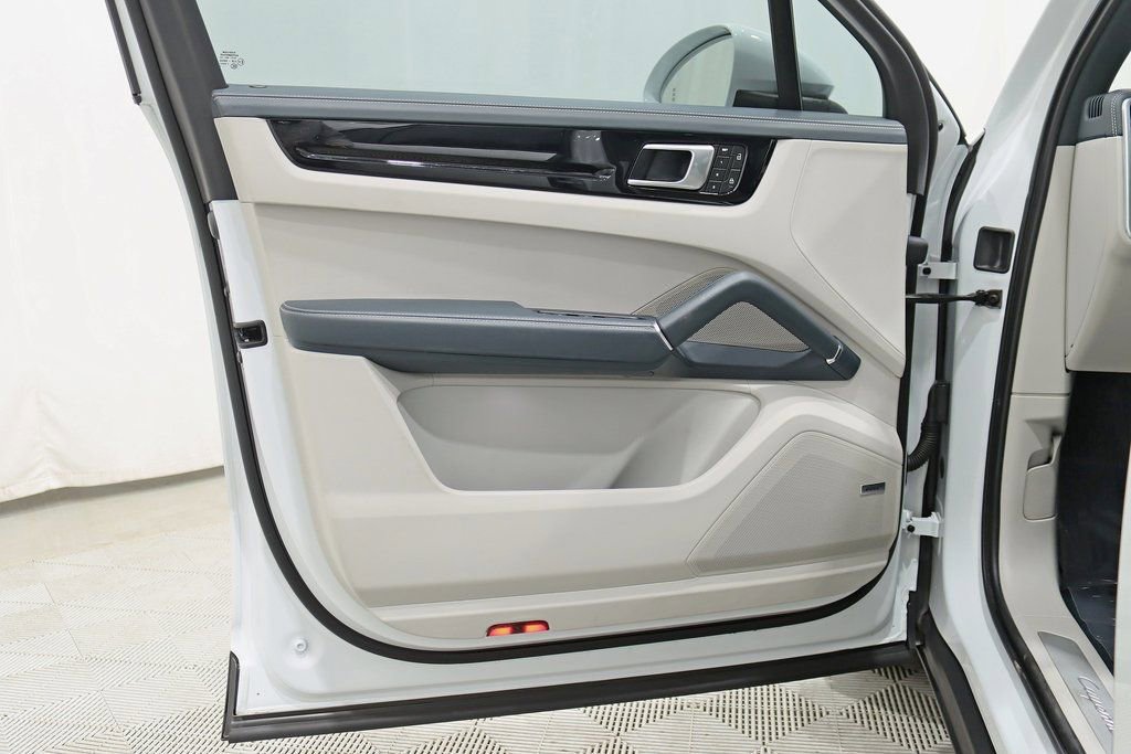 Used 2023 Porsche Cayenne image 37