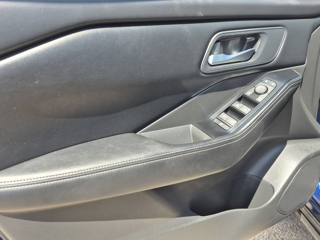 Used 2024 Nissan Rogue SV AWD/4WD image 6