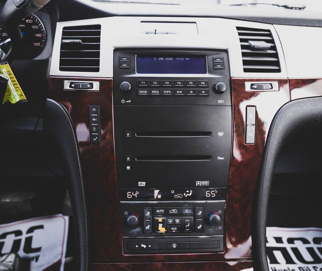 Used 2008 Cadillac Escalade ESV AWD image 3