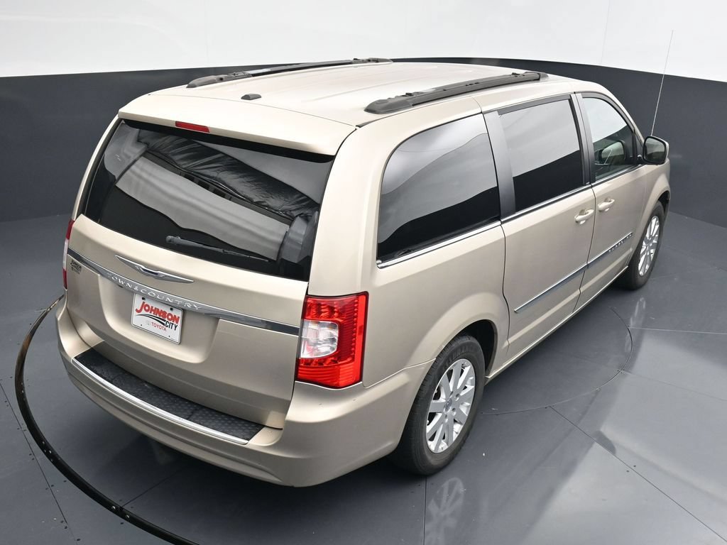 Used 2014 Chrysler Town & Country Touring FWD image 23