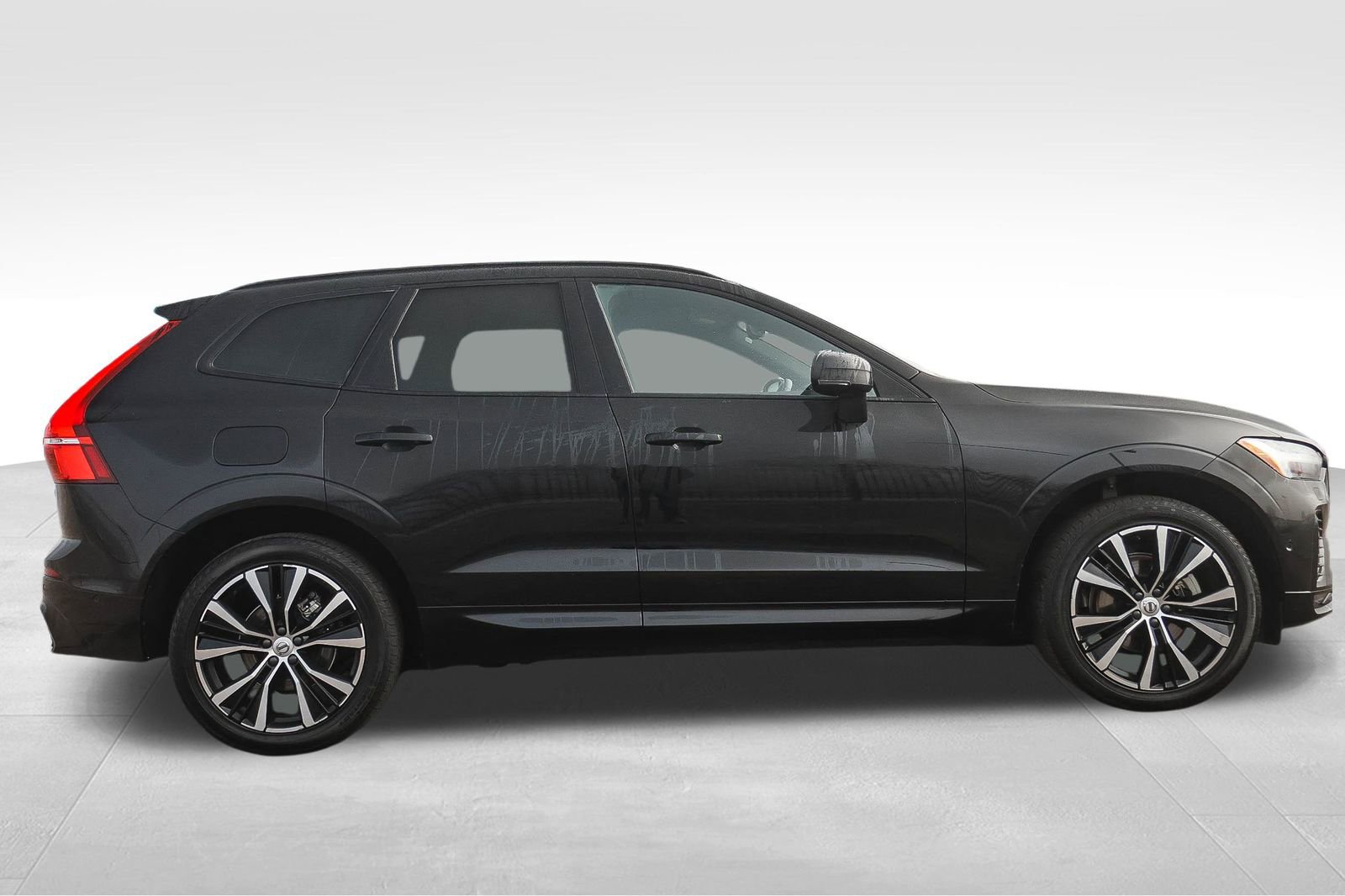 Used 2023 Volvo XC60 B5 Plus image 4