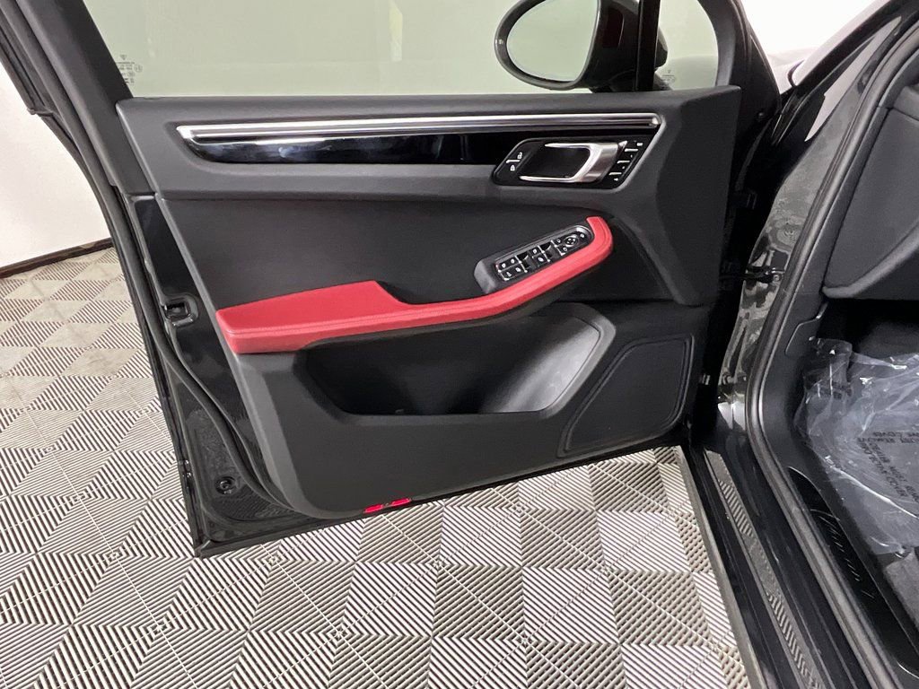 Used 2023 Porsche Macan Turbo image 18