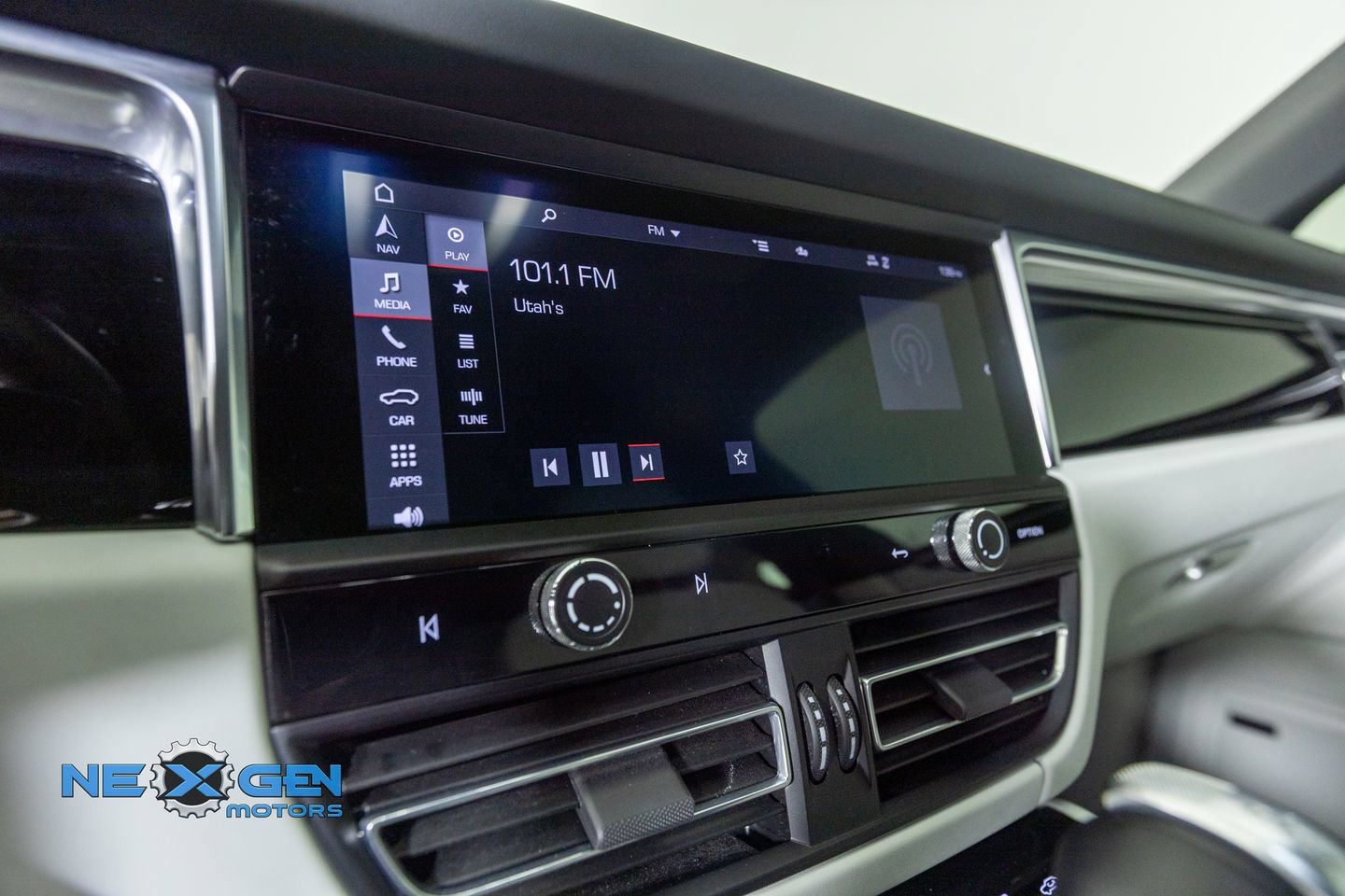 Used 2024 Porsche Macan AWD/4WD image 23