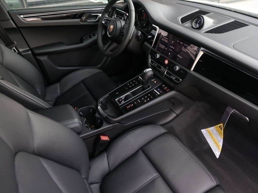 Certified 2025 Porsche Macan image 31