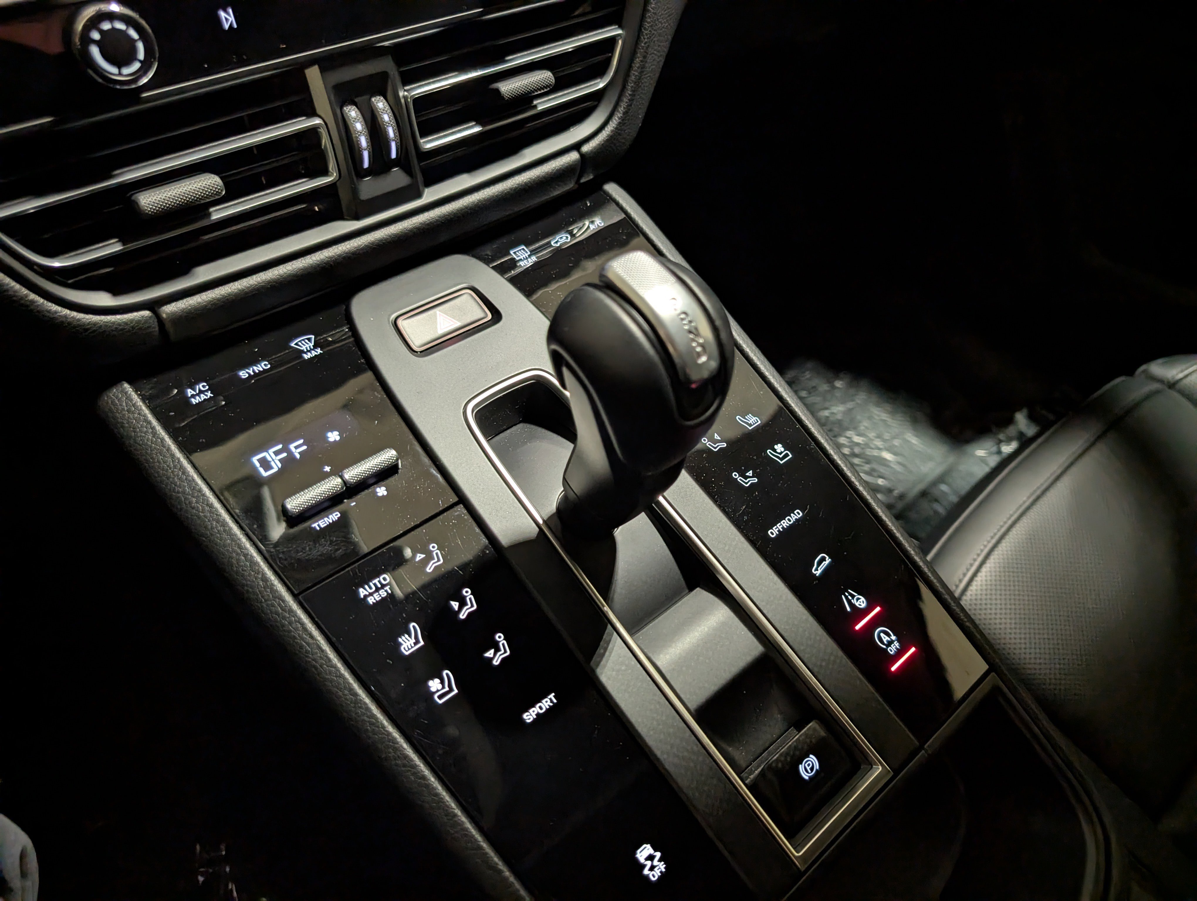 Certified 2025 Porsche Macan image 39