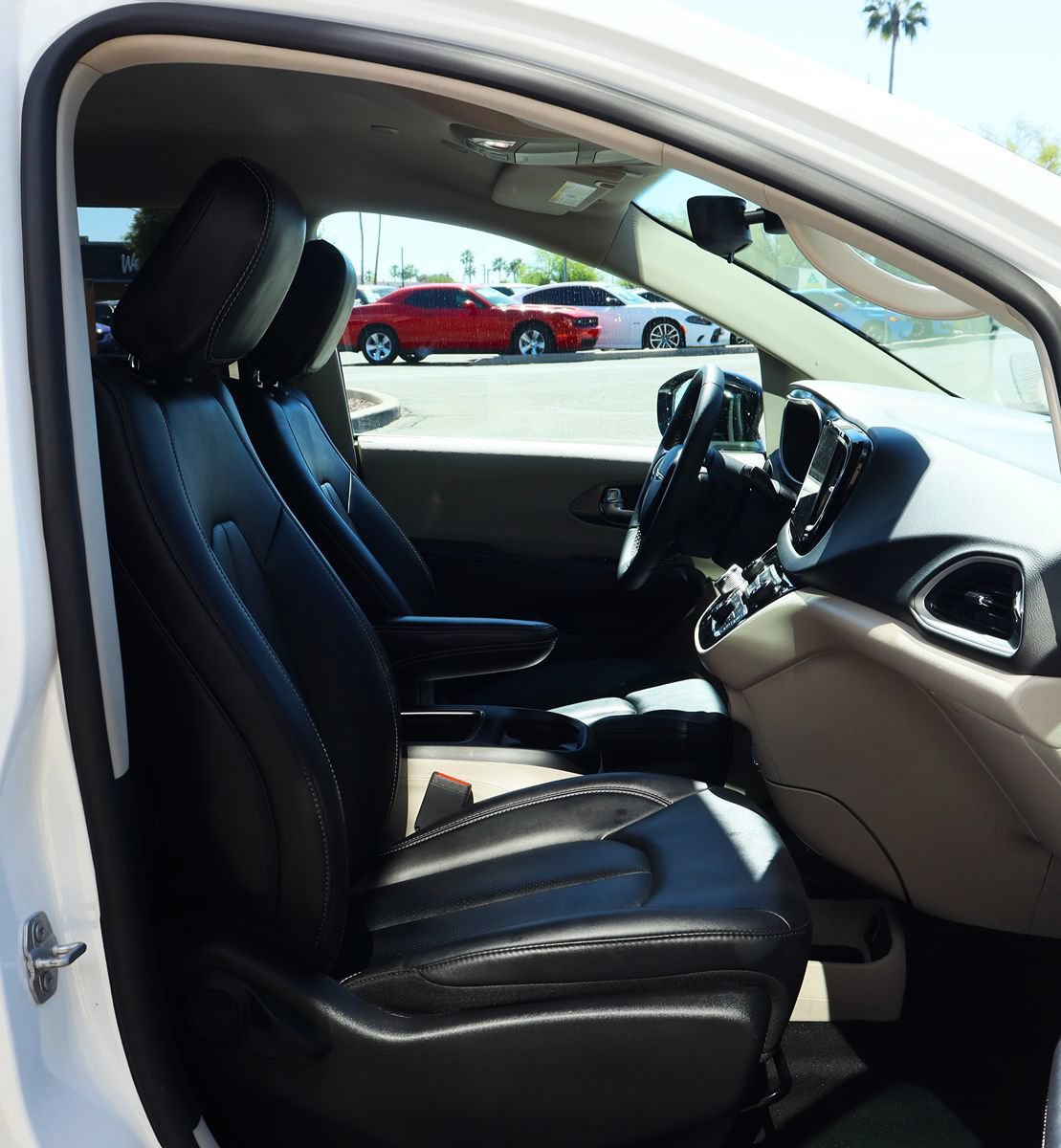 Used 2024 Chrysler Pacifica Touring-L FWD image 33