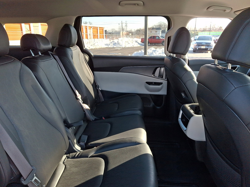 Used 2024 Kia Carnival LX image 15