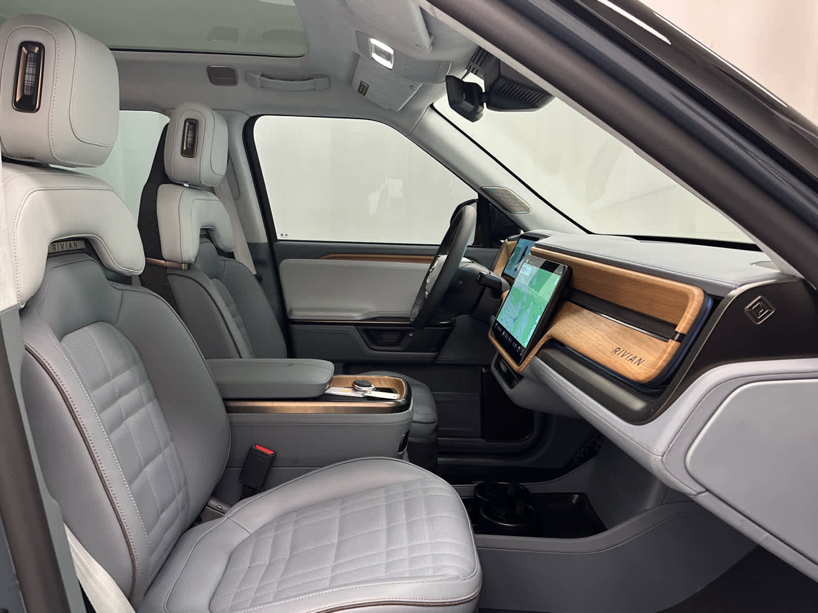 Used 2026 Rivian R1S Premium image 19