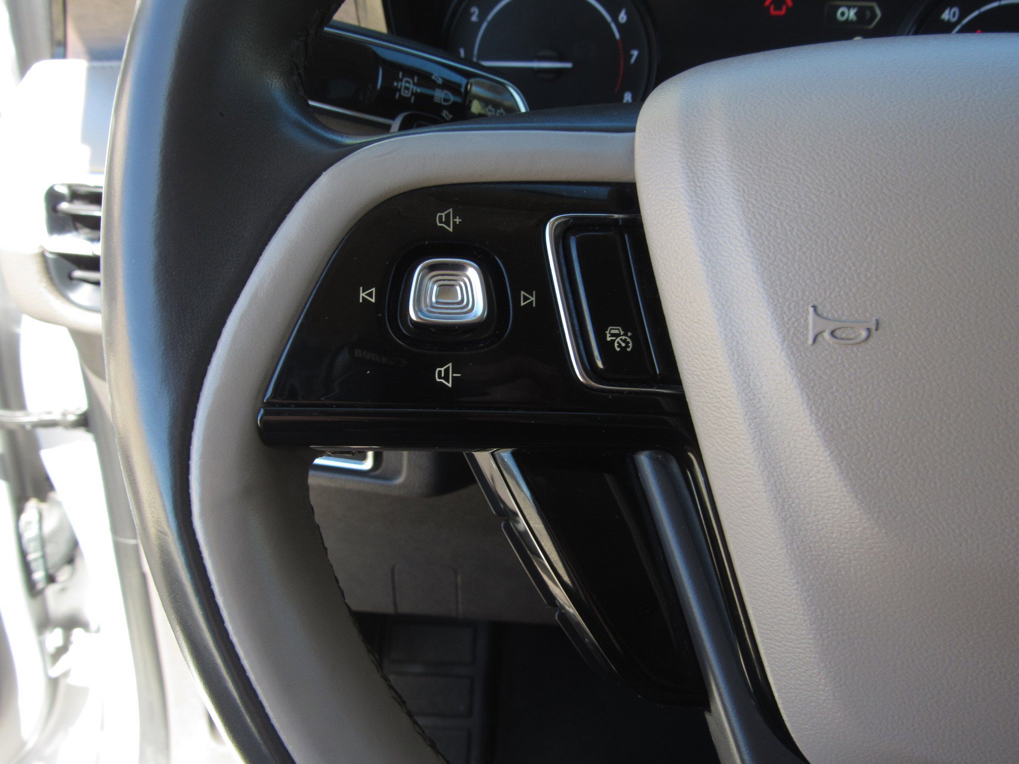 Used 2020 Lincoln Corsair Reserve image 28