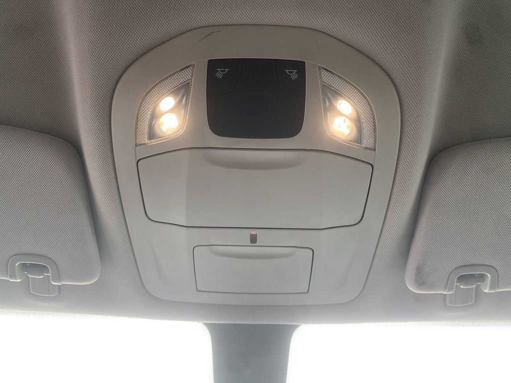 Used 2020 Chrysler Voyager LX image 23