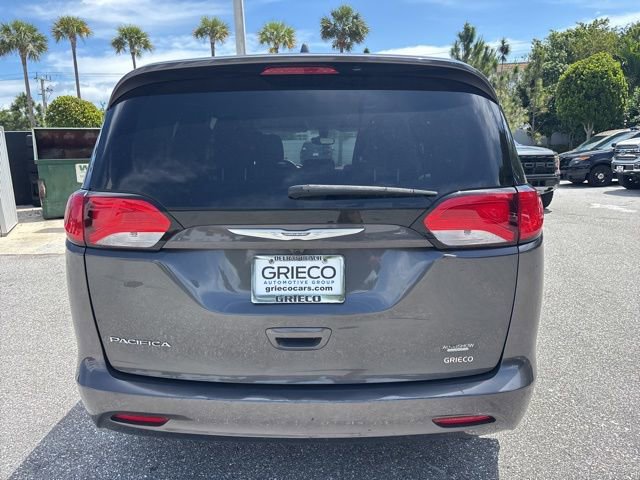 Used 2017 Chrysler Pacifica Touring w/ Tire & Wheel Group FWD image 3