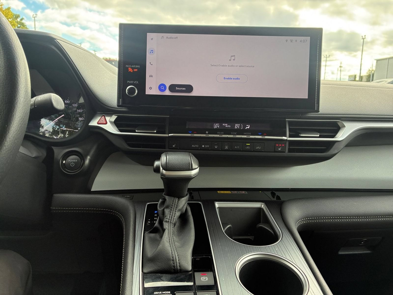 Used 2025 Toyota Sienna XLE FWD image 16