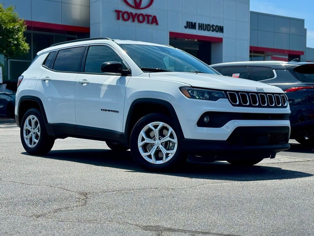Used 2024 Jeep Compass Latitude AWD/4WD image 2