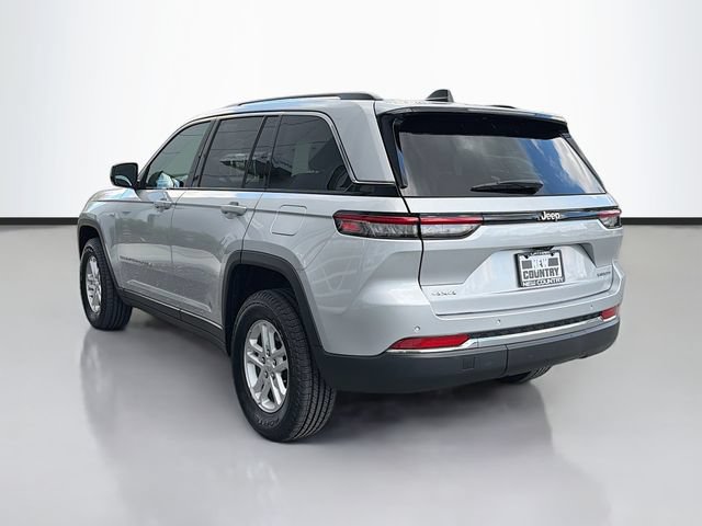 Used 2023 Jeep Grand Cherokee Laredo AWD/4WD image 5
