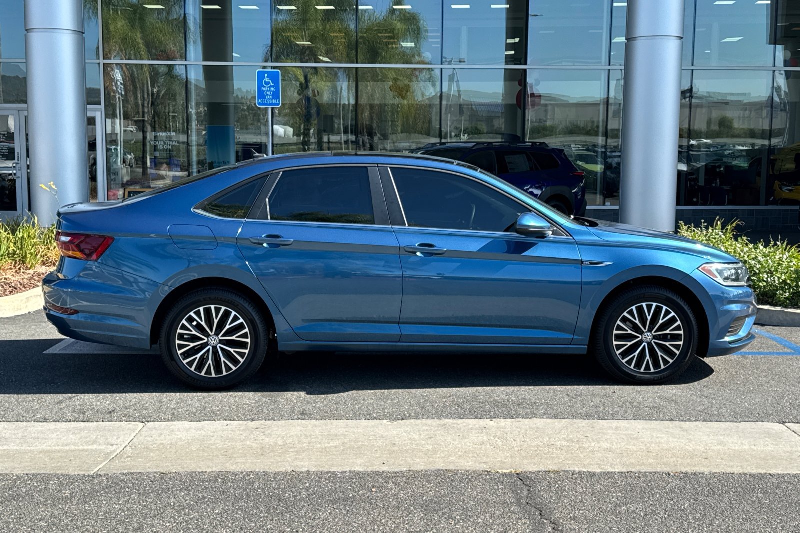Used 2019 Volkswagen Jetta SEL w/ Cold Weather Package FWD image 3