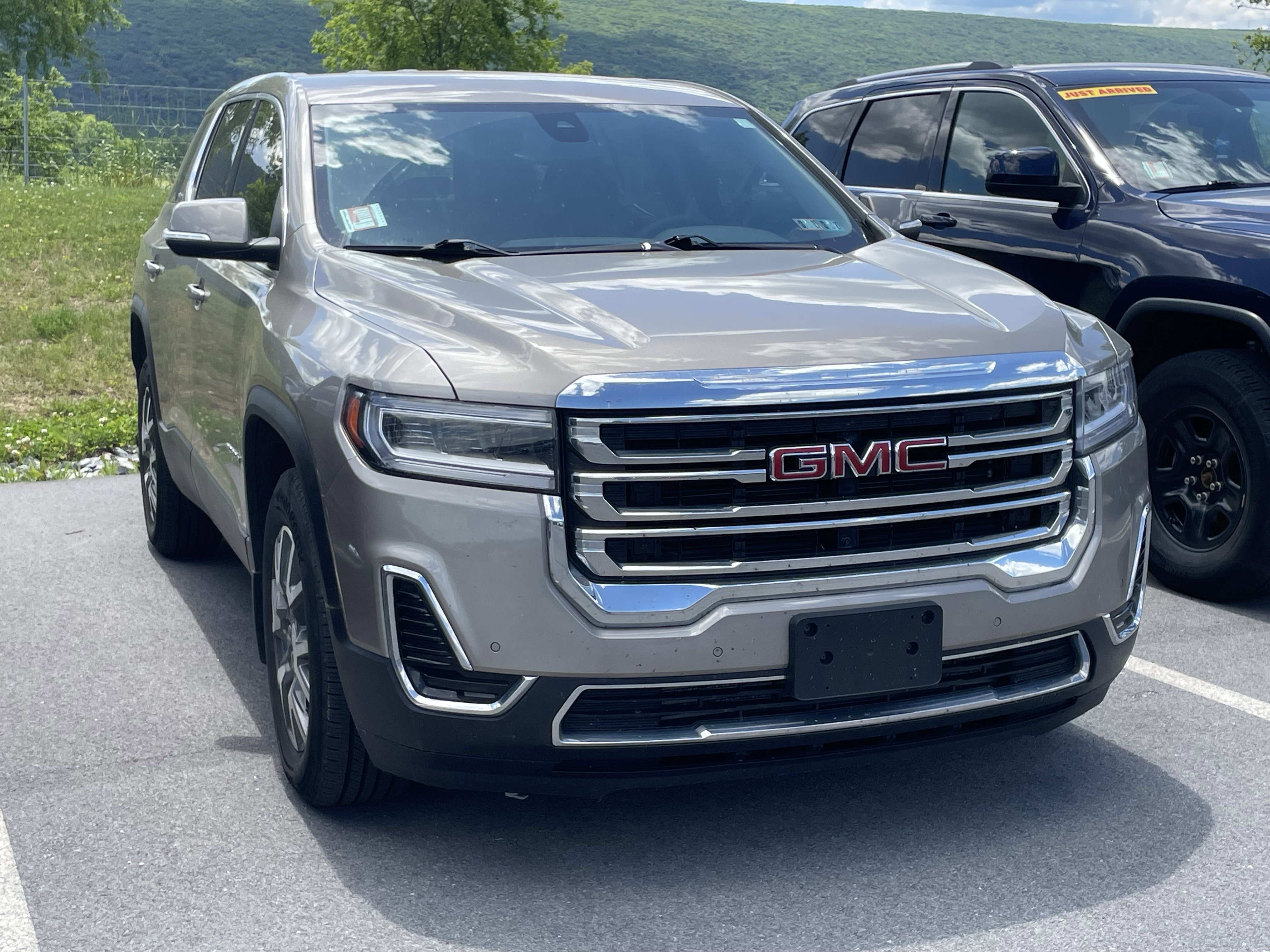 Used 2022 GMC Acadia SLE AWD/4WD image 1
