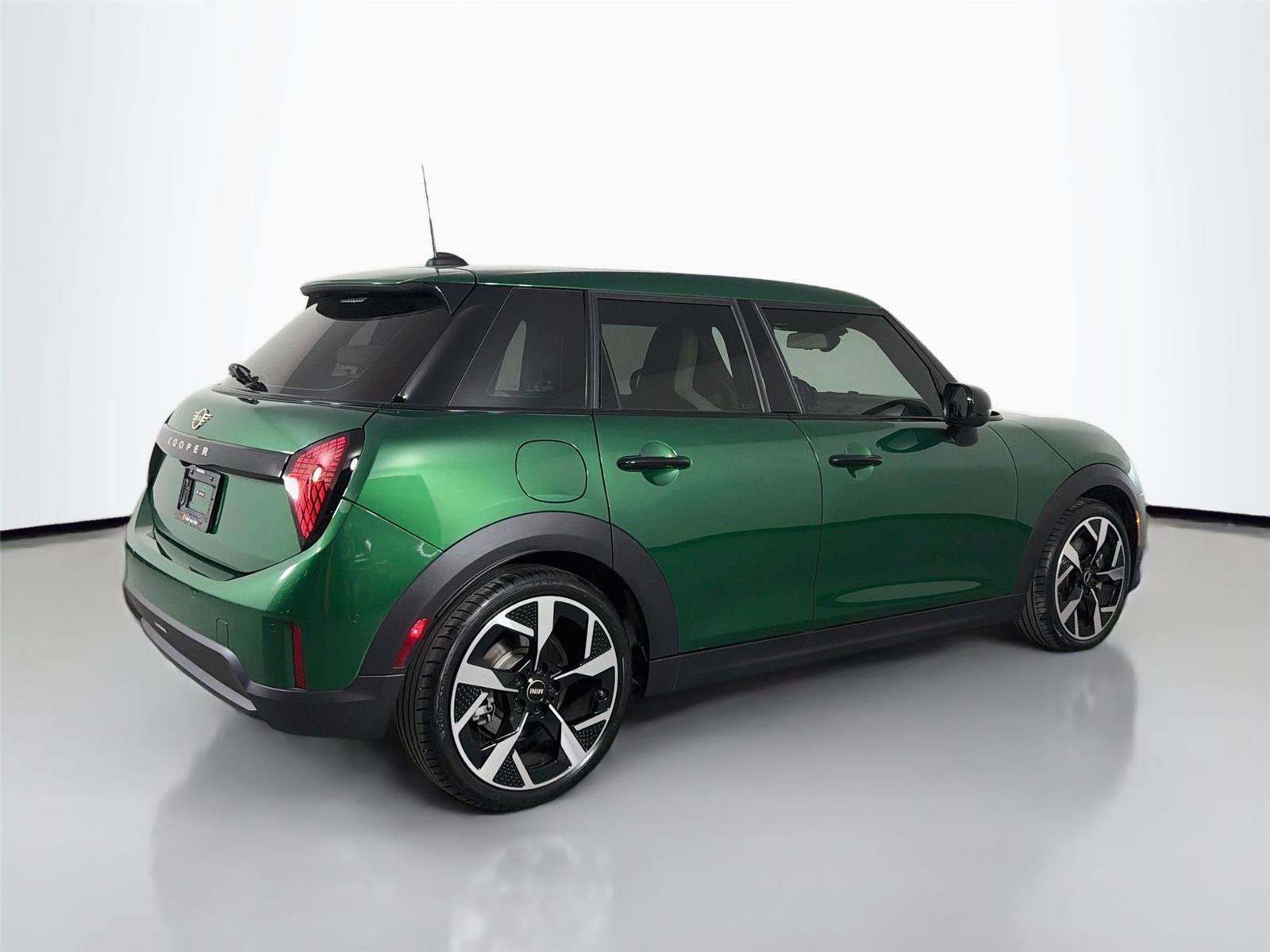 Used 2025 MINI Cooper 4-Door Hardtop FWD image 5