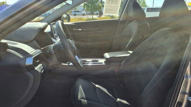Used 2025 Nissan Altima 2.5 SV FWD image 14