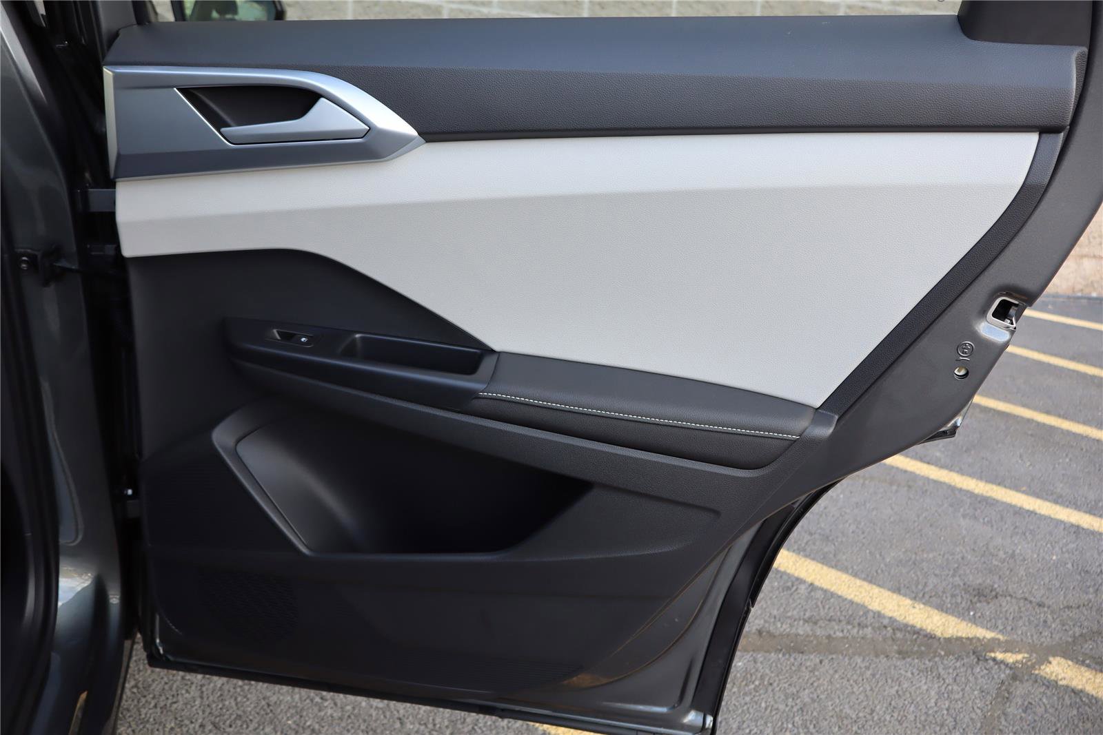 Certified 2025 Volkswagen Taos SE w/ Panoramic Sunroof Package image 29