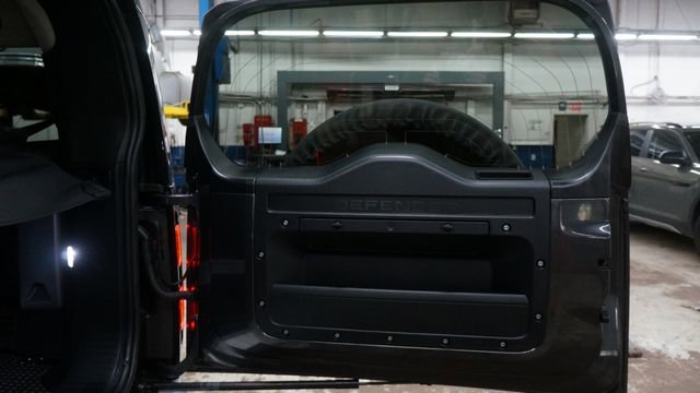Used 2023 Land Rover Defender 90 S image 33