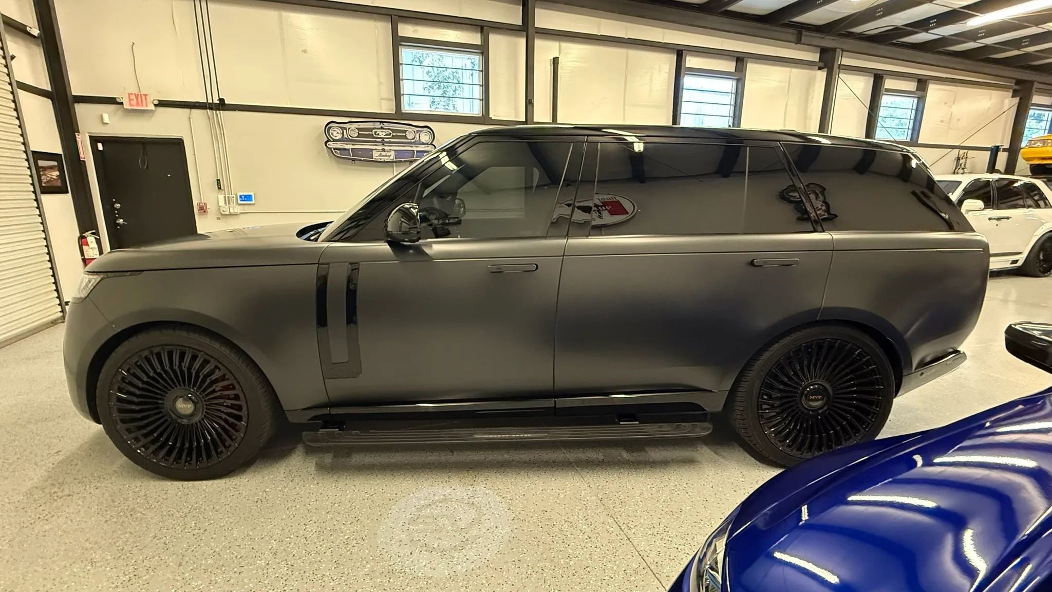 Used 2025 Land Rover Range Rover SV AWD/4WD image 5