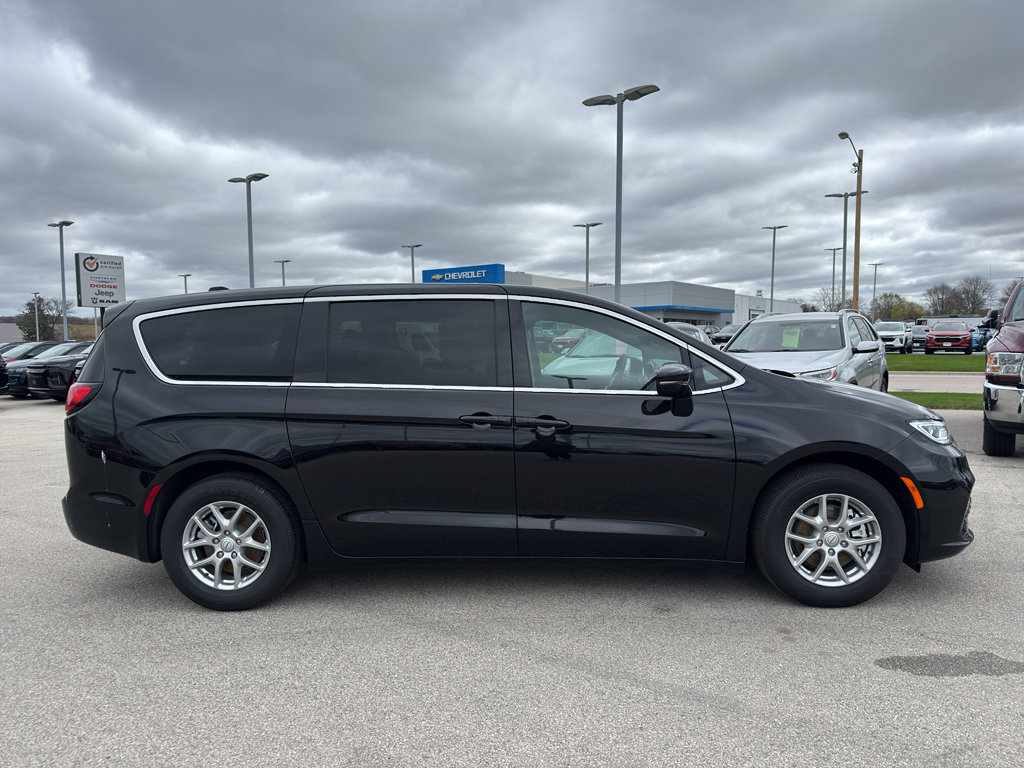 New 2026 Chrysler Pacifica Select FWD image 4