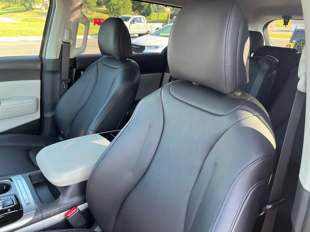 Used 2023 Kia Carnival EX FWD image 12