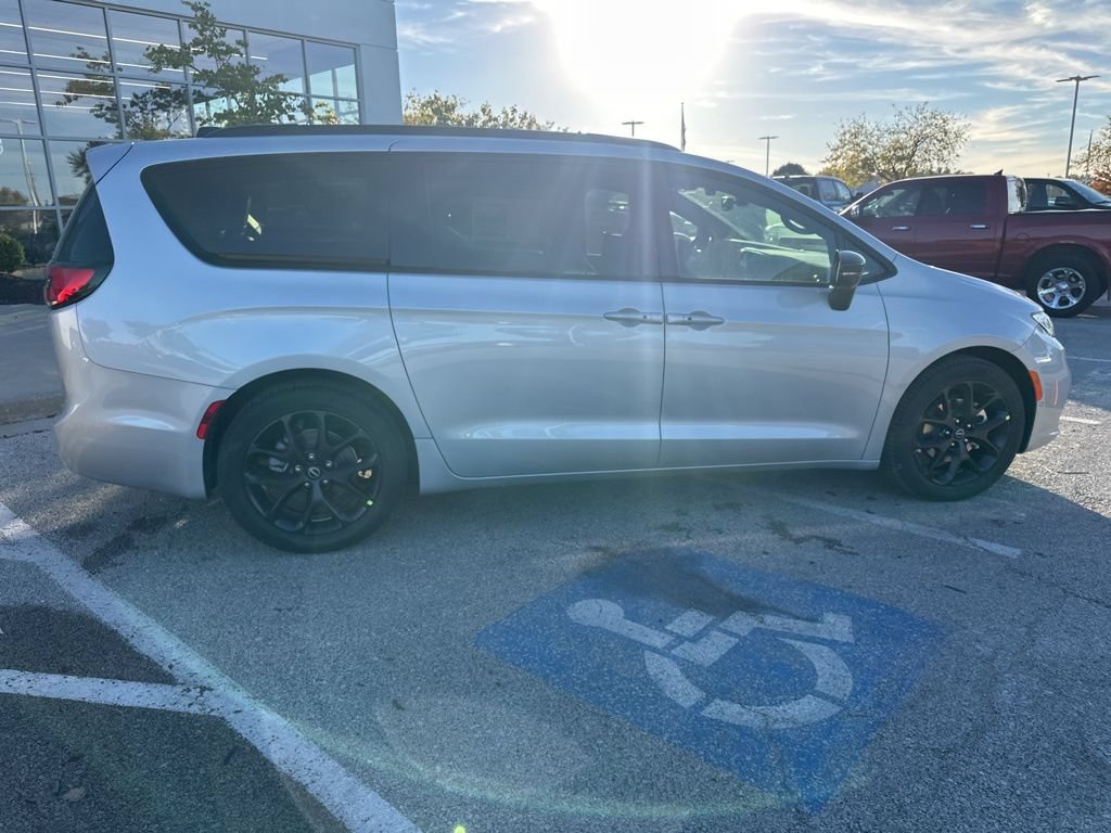 New 2026 Chrysler Pacifica Select FWD image 36